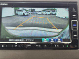 駐車時の安全確認をサポートするバックカメラも使用できます。インターナビで様々な情報を得ることもできます。
