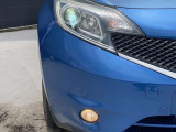 LEDヘッドランプ搭載。ヘッドランプのロービームに、発光ダイオード(LED)が使用されています。LEDヘッドランプには消費電力量が少ない、形状がコンパクト等の利点があります。
