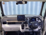 運転席周りです。カップホルダーや小物の収納などは必須ですよね!!使い勝手の良いつくりになっております!!
