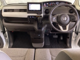 車内は光触媒抗菌消臭施工済です。スタイリッシュなデザインで暖かみのあるインパネ周りを演出します。グローブボックスやカップホルダーのほかにトレーなどたくさんの収納スペースが装備されています。