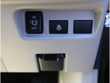 ハンズフリーオートスライドドア〈両側〉(挟み込み防止機構付)は運転席からも開閉可能。また、荷物やお子さまの抱っこで両手がふさがっていても、片足を振り入れるだけでスライドドアが開閉できます。