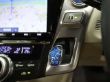 ドライバーの操作しやすい位置に、軽い力でシフトチェンジできる電子制御式シフトレバーを設定。シフトチェンジ後、シフトレバーは自動的にホームポジションに戻るので、次の操作が素早く行えます。