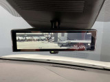 車両後方のカメラ映像をミラー面に投影します。社内の状況や天候に左右されずいつでもクリアな後方視界が得られます。