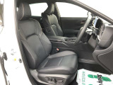 運転席は、運転中の視線移動や動作を抑えられるよう設計!直感的な運転ができるようになっています。まさにドライビングのための空間です。