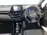 スタイリッシュなデザインのインパネ。各操作スイッチは使いやすい位置に配置されてます。
