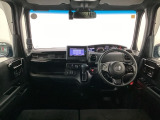 【前方視界】開放的な前方視界!運転がしやすく疲れにくいです♪窓が大きく、見通しがとっても良いおクルマですよ♪