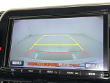 後方の見える安心をお届けするバックガイドモニター付:バックするときのアシストラインもあって楽々バック!車庫入れや縦列駐車をサポートし、苦手な駐車も安心です!今やもう手放せない装備ですネ♪