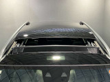 パノラミックルーフは、太陽の光を大きく取り入れあたかもオープンカーに乗っているような雰囲気をか持ち出します。非常に気持ちよく過ごせるオプションとなっております。