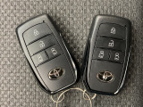 今のクルマには当然のように付いていますが、やっぱりあると便利なスマートキー。ボタン一つでクルマの鍵の開閉が可能です。