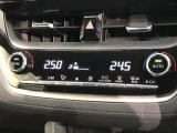 運転席、助手席別々に温度設定ができるデュアルエアコン装備です。男性が暑いと感じても、女性は寒いと感じる、そんな時の車内温度を別々に調節できるので、ストレスなくドライブをお楽しみいただけます。