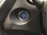 エンジンスタートスイッチです。キーが車内にあれば、エンジンの始動や停止はスイッチを押すだけ!キーを取り出す手間を省き、ワンプッシュで操作できるので簡単でスムーズです。