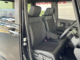 肘掛けとシートヒーター装備のフロントシートで長時間でも快適ドライブ!