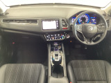 車内は光触媒抗菌消臭施工済です。インパネ周りはスタイリッシュなデザインです。グローブボックスやカップホルダーのほかにトレーなどたくさんの収納スペースが付いています。