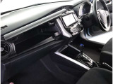 親しみやすいシフトです。 坂道や信号の多い日本では操作が簡単でいいです。 シフトチェンジしやすい所に配置されているので操作し易いですよ。