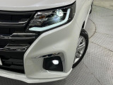 【LEDヘッドライト】悪天候や夜間走行時も良好な視界を確保し安心して運転できる高輝度LEDヘッドライトを装備!点灯速度が早く、消費電力も抑えられています。