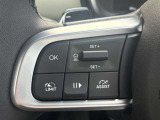 アダプティブクルーズコントロールは、フロントバンパーのレーダーセンサーを使用し、前方の車両の加減速に応じて自動的にスピードを調節、車間距離を維持します。(時速30km以上で使用可能)