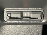 ハンドルの左下にETCがついています。高速道路の料金所の通過も楽々です。 カードの取り出しもしやすい場所についています。
