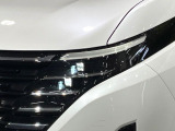 【LEDヘッドライト】悪天候や夜間走行時も良好な視界を確保し安心して運転できる高輝度LEDヘッドライトを装備!点灯速度が早く、消費電力も抑えられています。