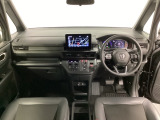 車内は光触媒抗菌消臭施工済です。スタイリッシュなデザインでスポーティなインパネ周りを演出します。グローブボックスやカップホルダーのほかにトレーなどたくさんの収納スペースが付いています。