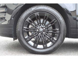 20インチのグロスブラックアルミホイールが装着されています。
