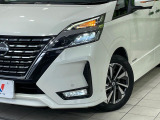 【LEDヘッドライト】悪天候や夜間走行時も良好な視界を確保し安心して運転できる高輝度LEDヘッドライトを装備!点灯速度が早く、消費電力も抑えられています。