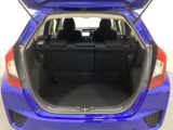 ラゲッジも広く使いやすいトランクは、開口部も広く荷物の積み下ろしもしやすいお車となっております。リアシートの背もたれは6:4の割合で分割して可倒できるので、長いお荷物などを載せることもできます。