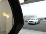 ブラインドスポットモニター装備。隣車線を走る車両を検知。ドアミラーでは確認しにくい後、側方エリアに存在する車両や急接近してくる車両も検知しドアミラーに搭載されたLEDインジケーターが点灯します。