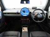 運転席及び助手席におかけになっている瞬間をイメージしてみてください。重厚感のある室内空間は外からの音を遮断し、唯一のプライベート空間を演出しております。