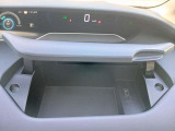 運転席前方に収納スペース USB充電ポート付き