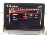 低速走行時に前方の障害物を検知して、衝突被害を軽減してくれるスマート・シティ・ブレーキ・サポートを装備!アクセルとブレーキの踏み間違えなどの急加速を抑制してくれる心強い装備です。