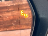 【ブラインドスポットモニター】走行中、ドアミラーの死角になりやすい箇所に後続車が接近するとサイドミラーのレンズに警告を表示!ドライバーに注意喚起をしてくれます。