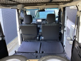 セカンドシートを倒せばフラットになり、広いラゲッジスペースができます。
