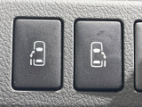 【両側パワースライドドア】スマートキーや運転席のスイッチで後席両側スライドドアの開閉が可能♪電動だから力を入れてドアを開ける必要が無く、小さなお子様でも簡単に開け閉めでき快適です♪
