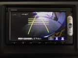 【バックカメラ】運転が苦手な方も車庫入れラクラクです!ギアをリバースに入れれば自動的に切り換わりますので、面倒な操作は不要です♪狭い駐車場もお車を傷つけず安心ですね!