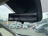 スマートルームミラー・後部座席に人が座っている時や、荷物が多い際でも後方確認がしやすいです。