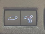 【パワーバックドア】スマートキーや運転席のボタンを押すだけでリアゲートが自動で開閉します!荷物を持っている時や、高い位置にあるバックドアを閉める際に便利な機能です♪