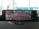 狭い場所での駐車やすれ違いなどでより的確な運転操作に役立つ360&deg;ビューモニターが装備されています。
