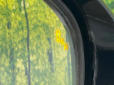 【ブラインドスポットモニター】走行中、ドアミラーの死角になりやすい箇所に後続車が接近するとサイドミラーのレンズに警告を表示!ドライバーに注意喚起をしてくれます。