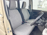運転席まわりには十分なスペースがあり、大柄な方でもゆったり運転していただける環境です。