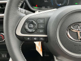 ステアリングスイッチ付きで運転中、前方から目線をそらすことなく、オーディオ等の操作が可能です!