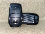 【スマートキー】キーを取り出さずにドアを施錠&解錠。クルマの始動も可能です。