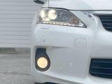 【LEDヘッドライト】悪天候や夜間走行時も良好な視界を確保し安心して運転できる高輝度LEDヘッドライトを装備!点灯速度が早く、消費電力も抑えられています。