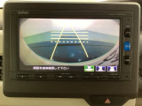バックでの車庫入れも安心です! リアカメラが付いているバックモニター付のナビを装備しております。操作線もついており距離感も画面から確認できます。