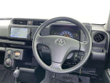 運転席まわりです。 各操作スイッチは使いやすい位置に配置されてます。