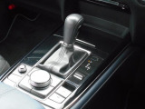【オートブレーキホールド】停車中にブレーキペダルから足を放しても、ブレーキを自動的に制御して、車両の停車状態を保持する機能です。信号待ちなどの停車時に運転者の負担を軽減します。