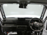 【見晴らしの良い運転席】フロントガラスが大きく周囲を見渡しやすい設計です。視点が高いため遠くまで見通すことができ、リラックスして運転に集中できます。