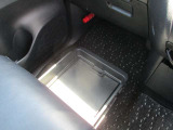 助手席シートアンダーボックス(車検証収納トレイ付)