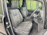 運転席まわりには十分なスペースがあり、大柄な方でもゆったり運転していただける環境です。