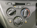 寒い冬も暑い夏も全席に快適な空調を届けてくれる、ダイヤル式エアコンを装備♪