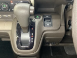 CVT車のセレクトレバーです。低速から高速まで、変速ショックのないスムーズな走りと、エンジン効率のよい領域を維持して燃費にも貢献します。サイドブレーキはスイッチ操作の電子制御パーキングブレーキです。